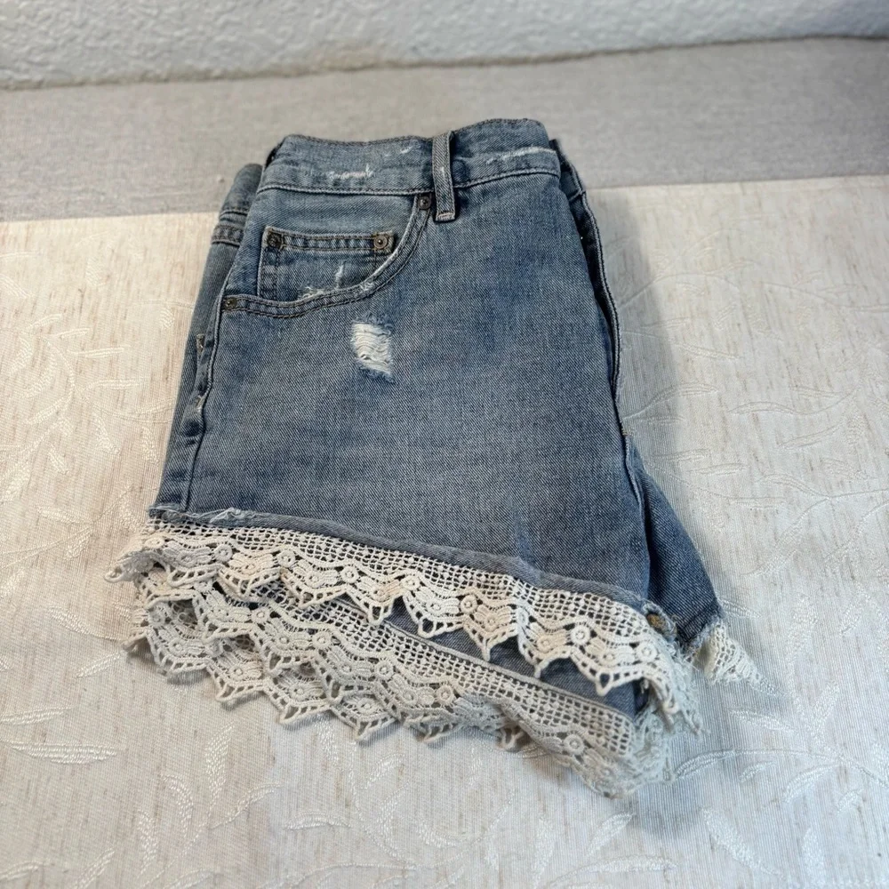 Free People Distressed Crochet Lace Trim Boho Denim Jean Shorts Women’s Size 27‎